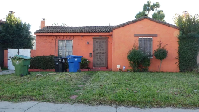 Сам актер утверждает, что прекратил платить аренду не из-за финансовых трудностей, а из-за крайне плохого состояния дома.