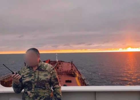 Viens no HS identificētajiem algotņiem ir Viktors A. Tiek ziņots, ka fotogrāfija nav uzņemta uz ēnas flotes kuģa.