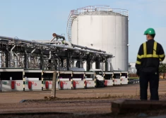 Karadarbība Tuvajos Austrumos radījusi vēsturē lielāko naftas krīzi — cenu kāpums tirgū ir iespaidīgs