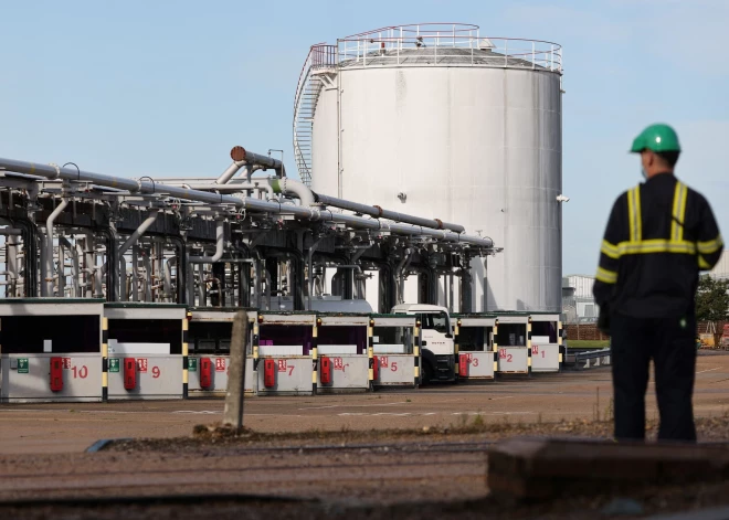 Karadarbība Tuvajos Austrumos radījusi vēsturē lielāko naftas krīzi — cenu kāpums tirgū ir iespaidīgs