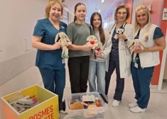 Grobiņas skolēni Liepājas Reģionālās slimnīcas bērnu nodaļai nodod dāvanas