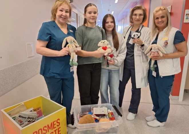 Grobiņas skolēni Liepājas Reģionālās slimnīcas bērnu nodaļai nodod dāvanas