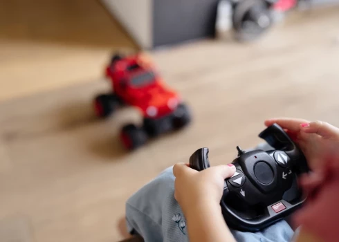 Aicina pievērst uzmanību elektropreču un rotaļlietu drošumam.