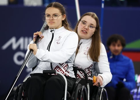 Latvijas komandas dalībnieces Elija Asniņa un Linda Meijere