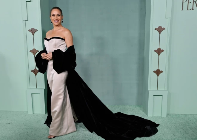 Megana Mārkla pārdod iespēju ar viņu nofotografēties gaidāmā ceļojuma laikā