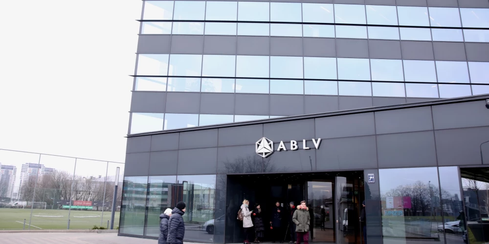 "ABLV Bank" akcionāri ārkārtas sapulcē 2018. gada 26. februārī nolēma pašlikvidēties. "ABLV Bank" problēmas radās pēc ASV Finanšu ministrijas Finanšu noziegumu apkarošanas tīkla ("FinCEN") 2018. gada februāra vidū paziņotā, ka tā plāno noteikt sankcijas "ABLV Bank" par naudas atmazgāšanas shēmām, kas palīdzējušas Ziemeļkorejas kodolieroču programmai, kā arī nelegālām darbībām Azerbaidžānā, Krievijā un Ukrainā.