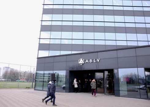 "ABLV Bank" akcionāri ārkārtas sapulcē 2018. gada 26. februārī nolēma pašlikvidēties. "ABLV Bank" problēmas radās pēc ASV Finanšu ministrijas Finanšu noziegumu apkarošanas tīkla ("FinCEN") 2018. gada februāra vidū paziņotā, ka tā plāno noteikt sankcijas "ABLV Bank" par naudas atmazgāšanas shēmām, kas palīdzējušas Ziemeļkorejas kodolieroču programmai, kā arī nelegālām darbībām Azerbaidžānā, Krievijā un Ukrainā.