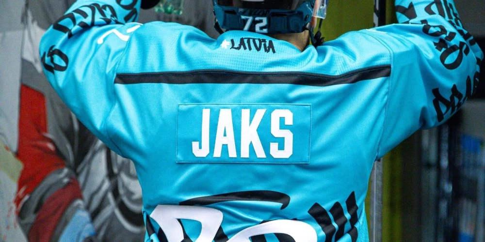 Viens no "Energie" latviešiem Jānis Jaks sasveicinās ar faniem (foto: "HC Energie Karlovy Vary" / Facebook)