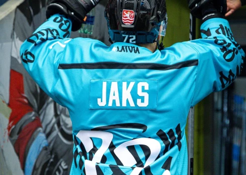 Viens no "Energie" latviešiem Jānis Jaks sasveicinās ar faniem (foto: "HC Energie Karlovy Vary" / Facebook)