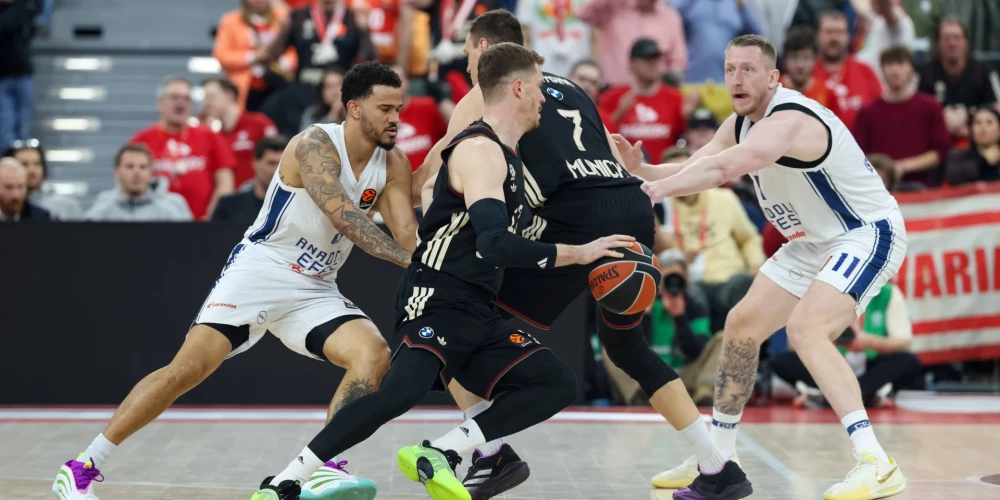 Rolands Šmits (pa labi) guva 5 punktus "Anadolu Efes" uzvarā Minhenē pār "Bayern"