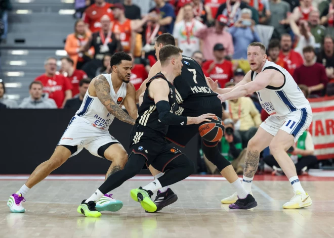 Rolanda Šmita "Anadolu Efes" Eirolīgas spēlē izrauj uzvaru pār "Bayern", visu spēli būdama iedzinējos