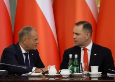 Polijā smaga krīze: prezidents Navrockis uzliek veto likumam par 44 miljardu eiro ES aizsardzības aizdevumu, premjera Tuska birojā to nodēvē par "valsts nodevību"