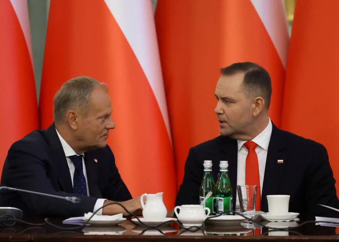 Polijā smaga krīze: prezidents Navrockis uzliek veto likumam par 44 miljardu eiro ES aizsardzības aizdevumu, premjera Tuska birojā to nodēvē par "valsts nodevību"