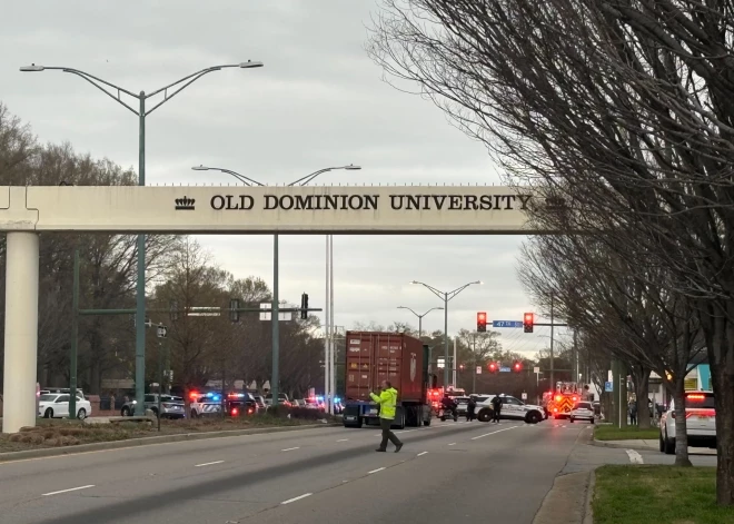 ASV universitātē studenti savalda un nogalina šāvēju, kurš nošāvis vienu un ievainojis divus cilvēkus