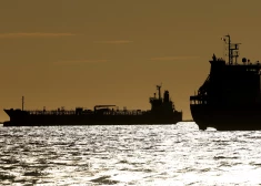 ASV atceļ sankcijas un atļauj pirkt tankkuģos esošo Krievijas naftu