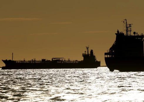 ASV uz laiku atļauj pirkt tankkuģos esošo Krievijas naftu.