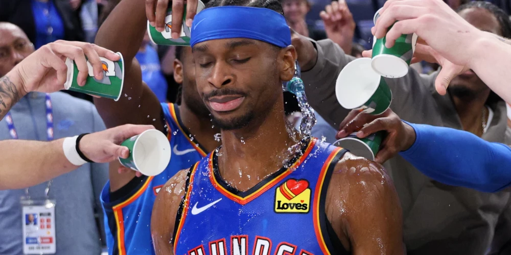 Šejs Gildžess-Aleksandrs saņem ūdens šalti, par ko neizskatās pārāk priecīgs.