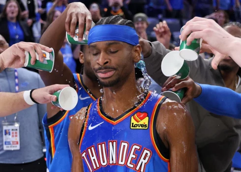 Šejs Gildžess-Aleksandrs saņem ūdens šalti, par ko neizskatās pārāk priecīgs.