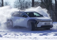 Sānslīdē ar elektrību. Jaunākais Toyota bZ4x uzveic Latvijas ziemu