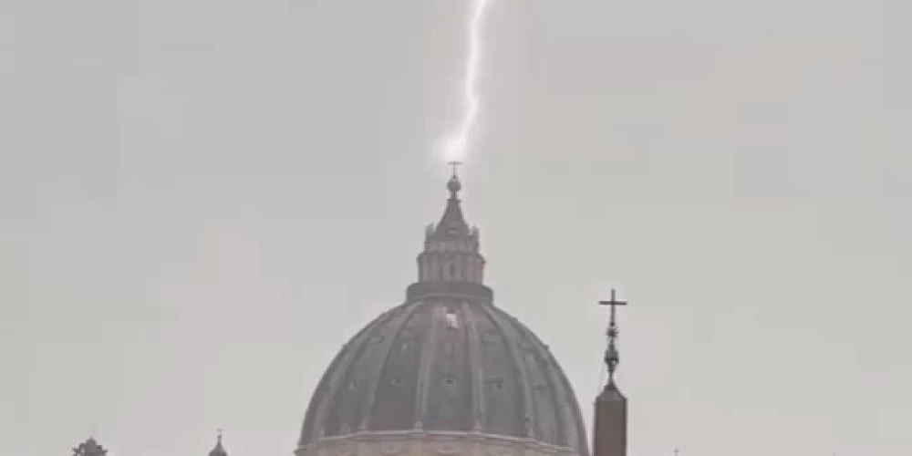 Zibens iesper Svētā Pētera bazilikas kupolā.