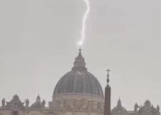 VIDEO: iespaidīgs skats. Zibens iesper Svētā Pētera bazilikas kupolā