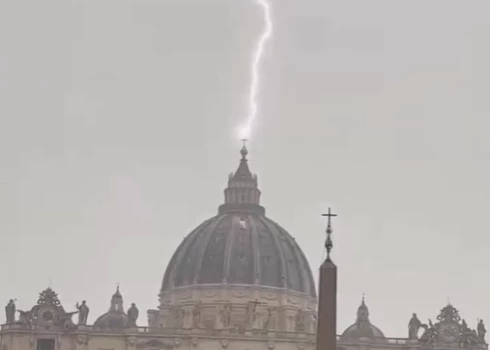 Zibens iesper Svētā Pētera bazilikas kupolā.