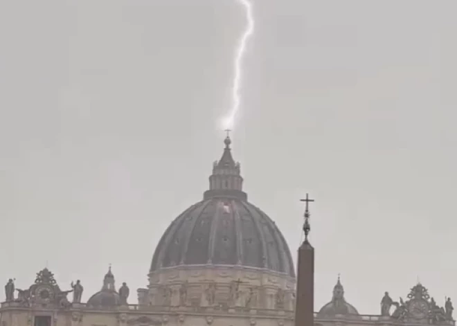 VIDEO: iespaidīgs skats! Zibens iesper Svētā Pētera bazilikas kupolā