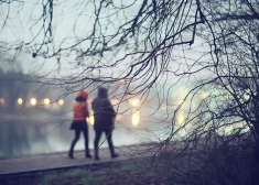 Rīgā gaišā dienas laikā sašautajai sievietei, ciešot mokošas sāpes, nedēļu jāstaigā ar lodi mugurā, jo "neesot speciālista"