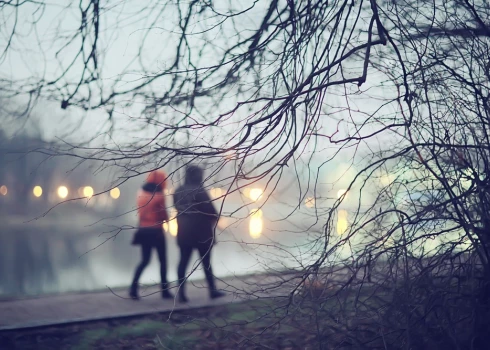 Sieviete sašauta pastaigas laikā.