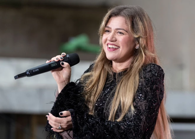 Kellija Klārksone apgalvo, ka pēc uzvaras šovā “Amerikāņu elks” solīto miljonu tā arī nesaņēma