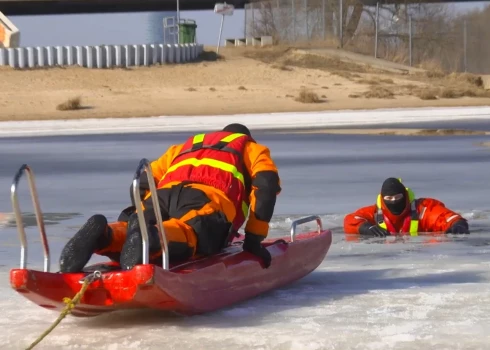 Государственная пожарно-спасательная служба во время специального мероприятия напомнила об опасности нахождения на льду.