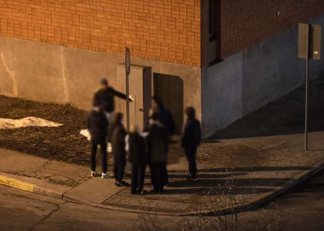 Daugavpilī iereibuši jaunieši izaicina uz divkauju atkritumu konteinerus un elektrības sadales skapi. VIDEO