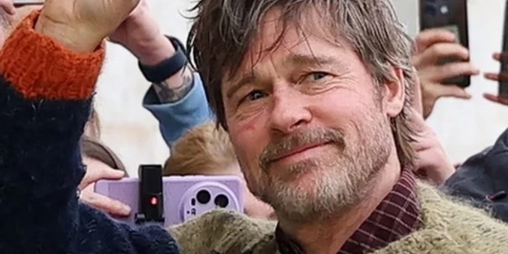 Bredam Pitam jau ir 62 gadi, tāpēc jaunieši uzskata, ka viņš jau ir vecs. Bildē aktieris ir redzams jaunās filmas uzņemšanas laikā Atēnās 2026. gada 6. martā.