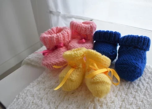 Rīgas Dzemdību namā kupla ģimene sagaidījusi šogad pirmos trīnīšus. 