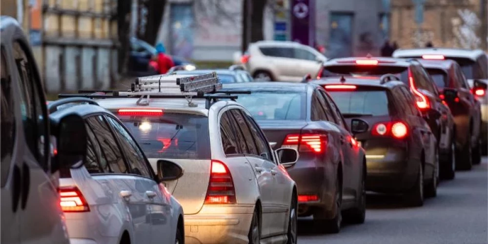 Vairākas valstis aicinājušas ieddzīvotājus atteikties no automašīnu izmantošanas.