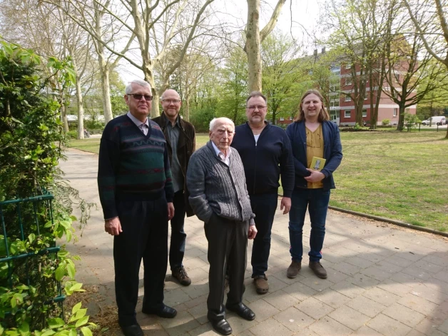 Filmas radošā grupa. Aivars Riekstiņš, Andrejs Verhoustinskis, Alberts Spoģis, Bruno Aščuks un Andis Mizišs Minsterē.