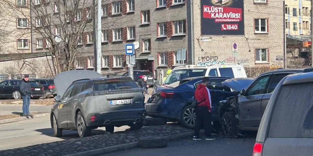 Čaka ielā notikusi vairāku vieglo automašīnu sadursme. (Foto: Jauns.lv)