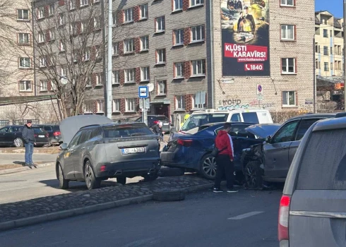 Čaka ielā notikusi vairāku vieglo automašīnu sadursme. (Foto: Jauns.lv)