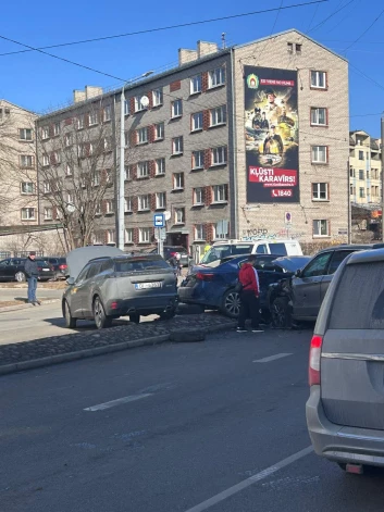 Čaka ielā notikusi vairāku vieglo automašīnu sadursme. (Foto: Jauns.lv)