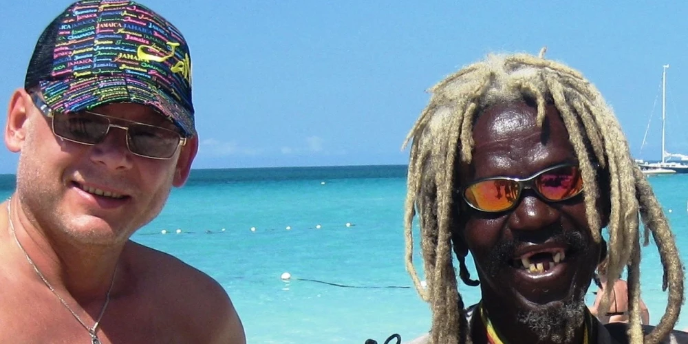 Regeja un regeja karaļa Boba Mārlija dzimtene Jamaika. Pludmales muzikants par trim dolāriem gatavs nodziedāt kādu Mārlija dziesmu.