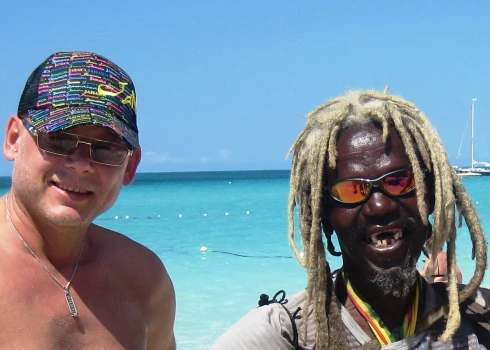 Regeja un regeja karaļa Boba Mārlija dzimtene Jamaika. Pludmales muzikants par trim dolāriem gatavs nodziedāt kādu Mārlija dziesmu.