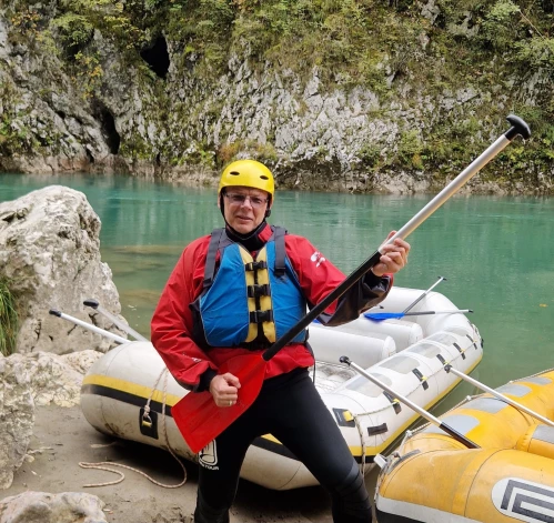 Ekstremāls raftings pa krāčaino kalnu upi Tara Melnkalnē.