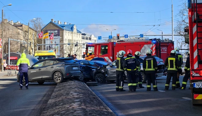 В центре Риги столкнулись три автомобиля.