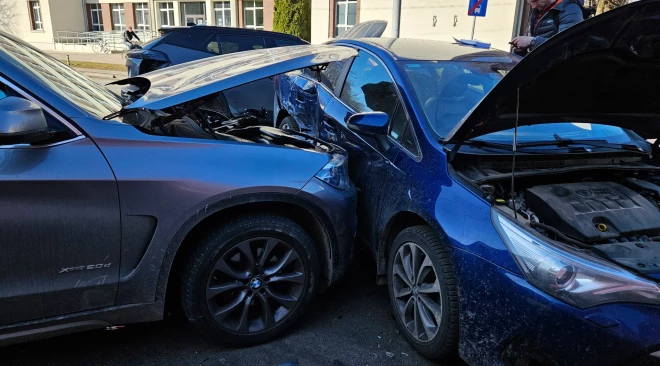 В центре Риги столкнулись три автомобиля.