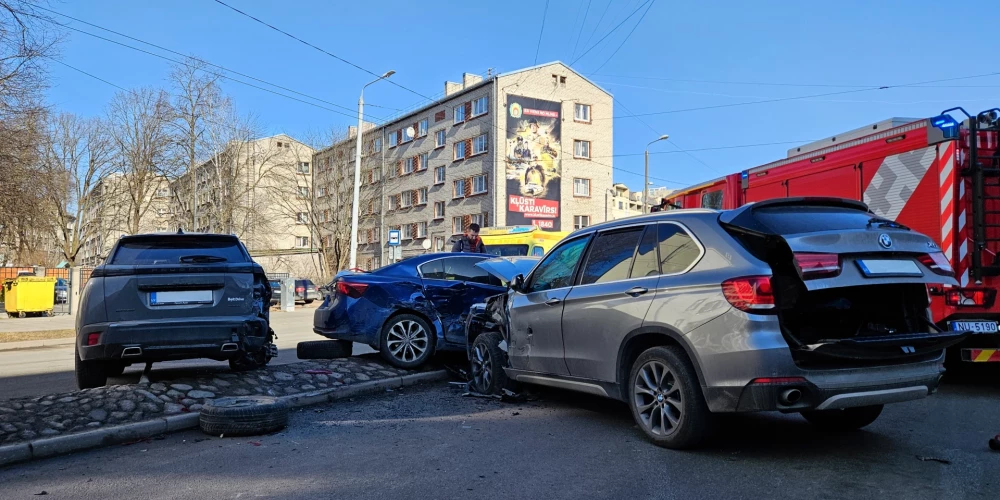 В центре Риги столкнулись три автомобиля.