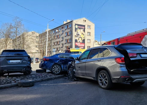 В центре Риги столкнулись три автомобиля.