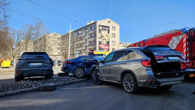 В центре Риги столкнулись три автомобиля.