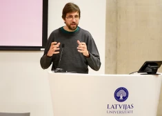 Kamēr vieni biedē, otri piebaro – ornitologs skaidro, kā mainās putnu pasaule Latvijā