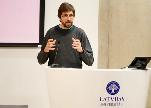 Latvijas Ornitoloģijas biedrības priekšsēdētājs Viesturs Ķerus: “Tas, ka putni ir mums apkārt, dod zināmu sirdsmieru.”