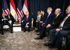 Tramps tagad kontrolē arī apavus? Viņa komandas stils izsaucis smīnus internetā